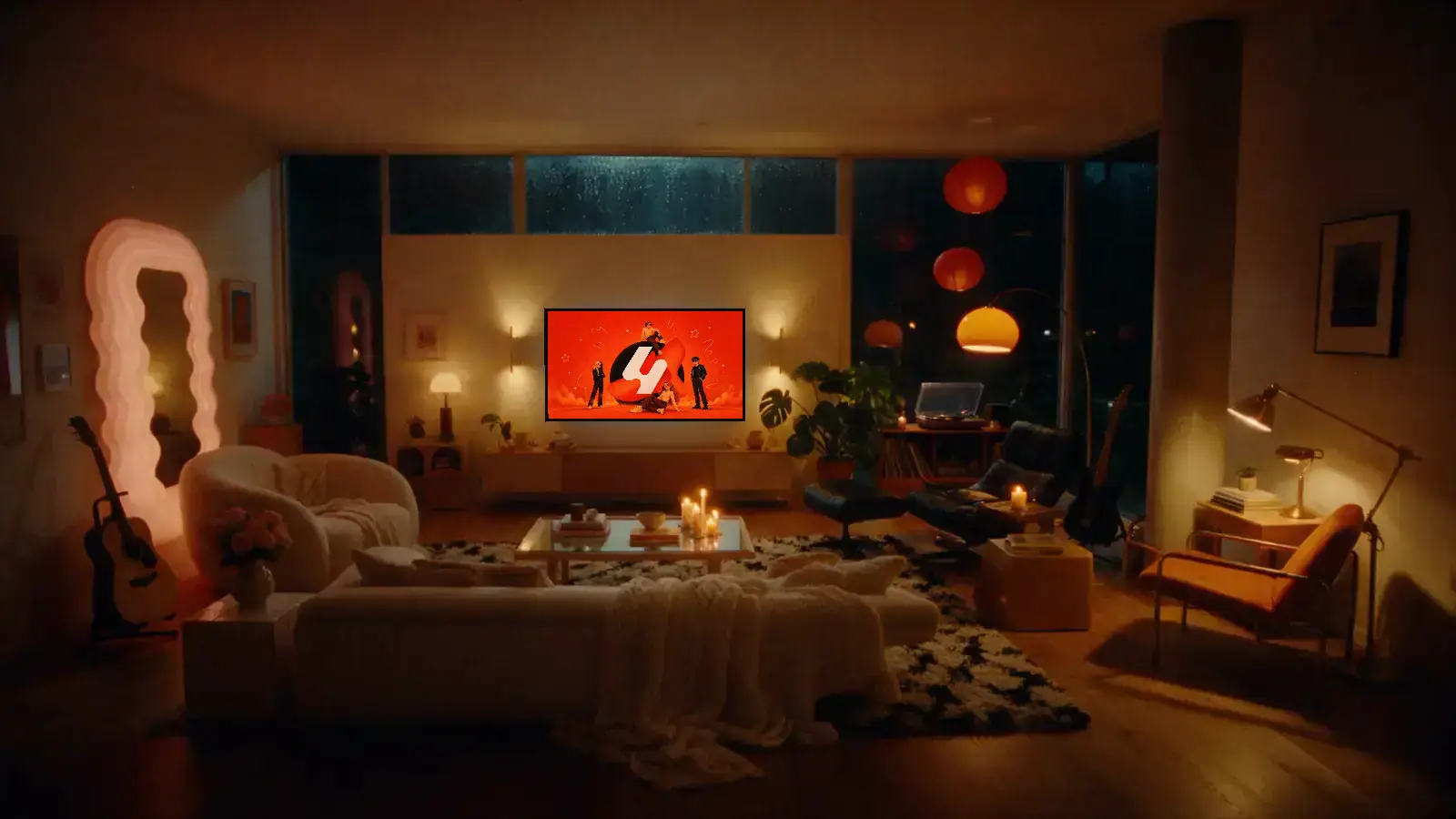 La sala de MM4U de noche, vacía, con la tele encendida